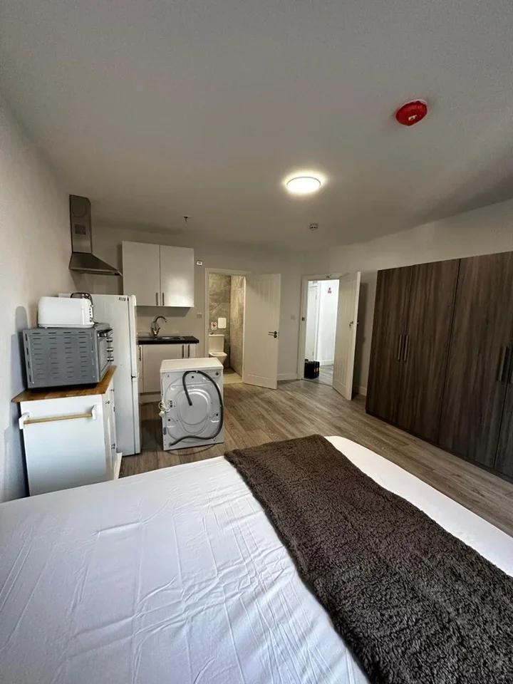 Flat Vicarage Way in Greater London
