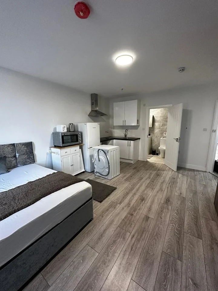 Flat Vicarage Way in Greater London