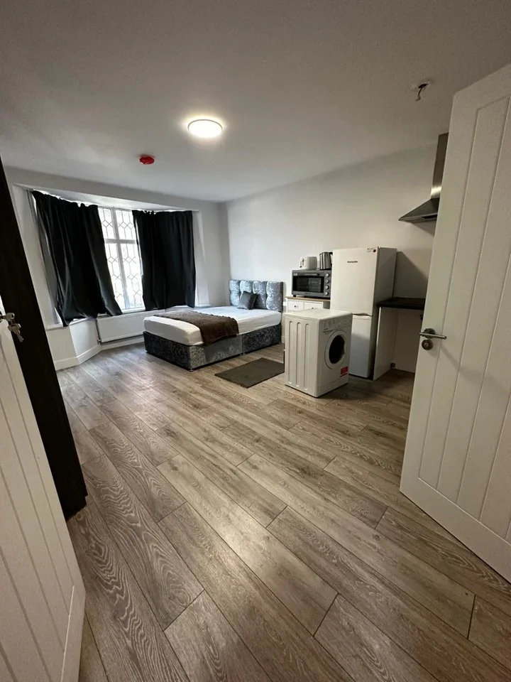 Flat Vicarage Way in Greater London