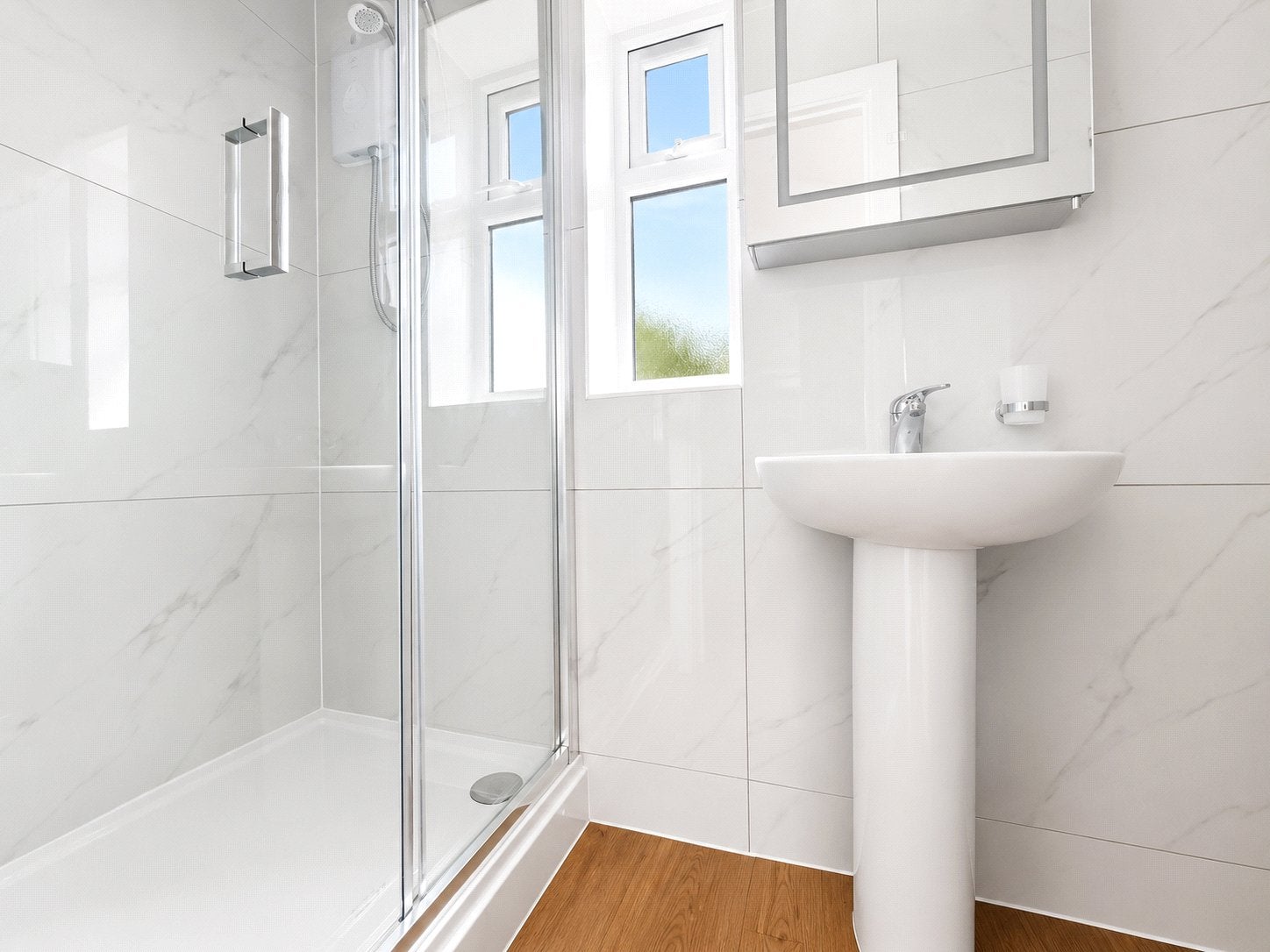 Flat Hanworth Road in Greater London