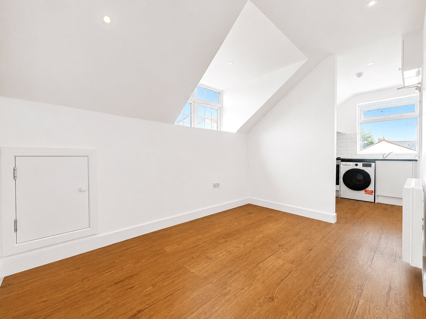 Flat Hanworth Road in Greater London