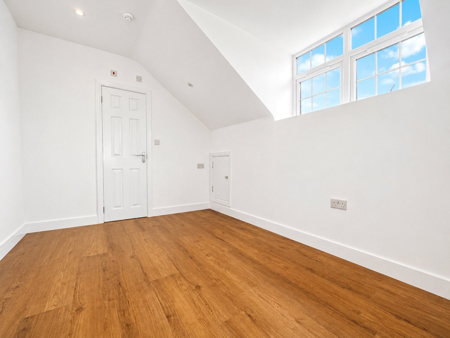 Flat Hanworth Road in Greater London