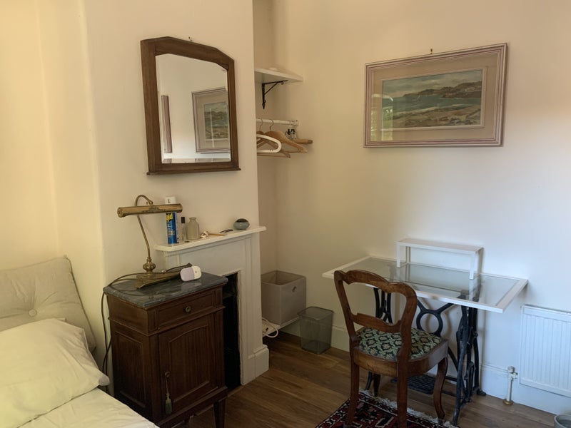 Room King Alfred Avenue in Greater London