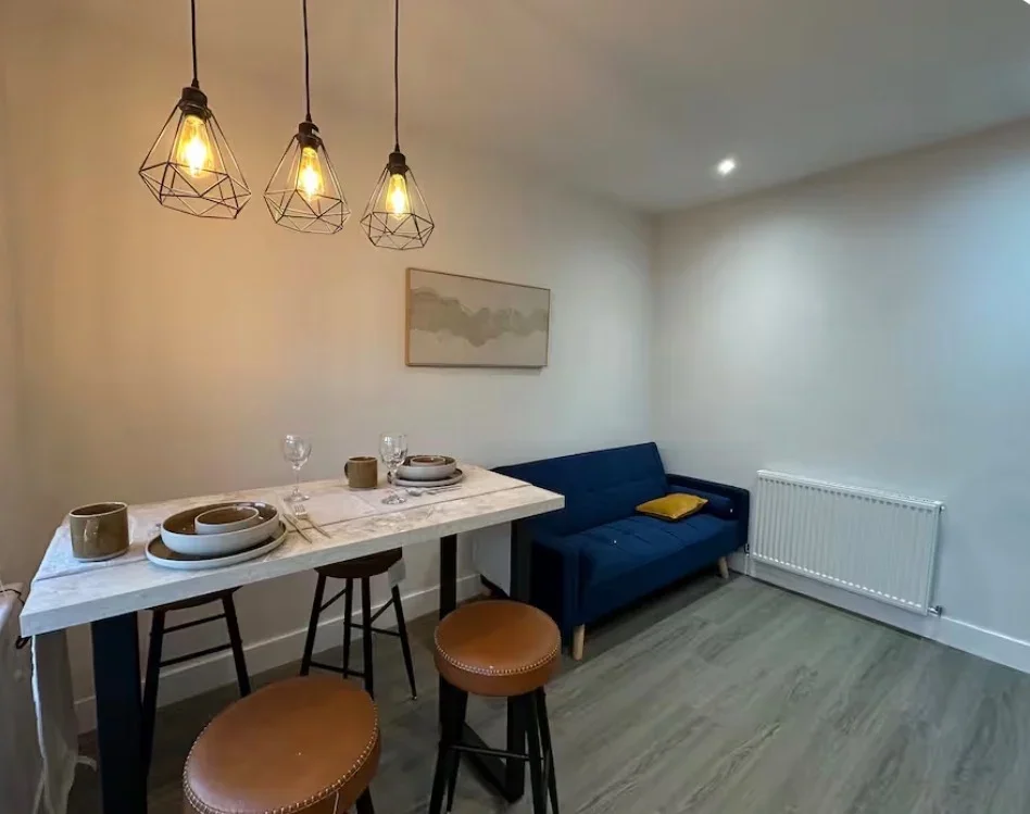 Room Manor Road in Greater London