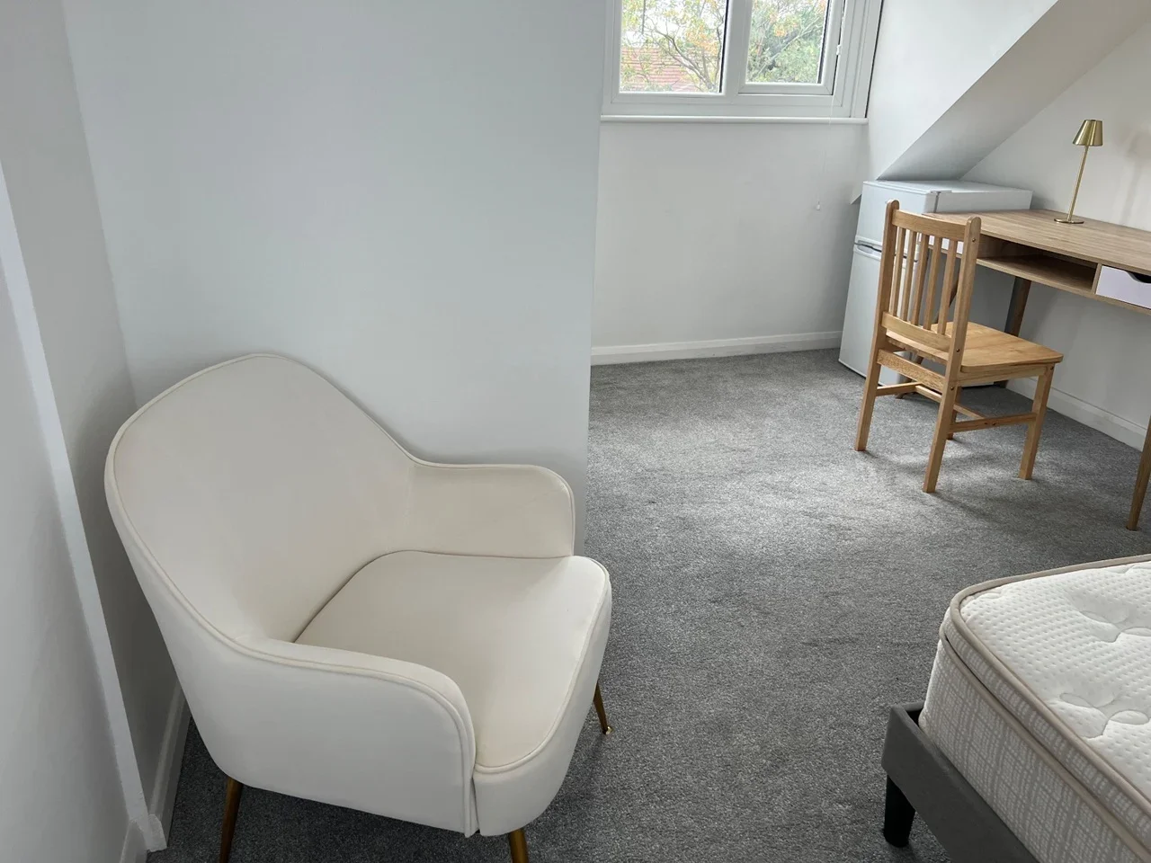 Room Manor Road in Greater London