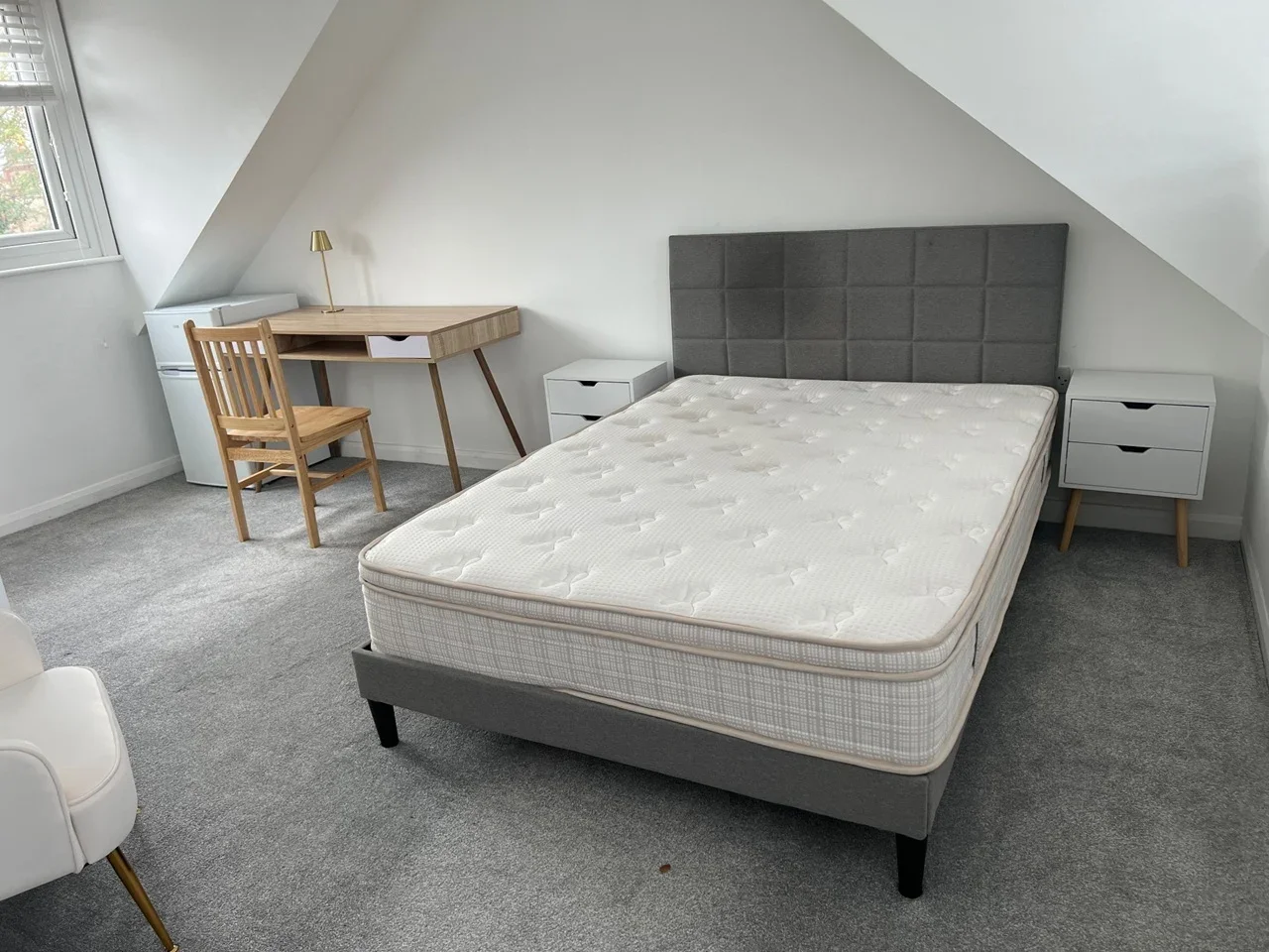 Room Manor Road in Greater London