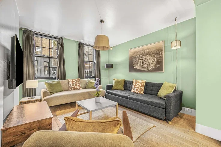 Flat Goodge Place in Greater London