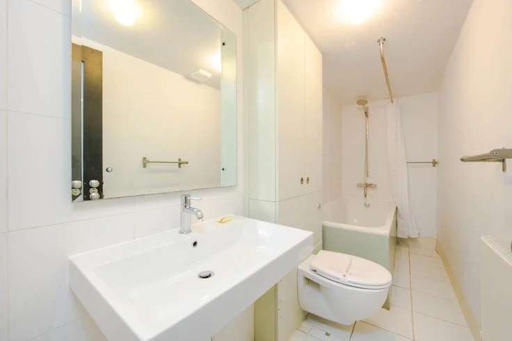 Flat Goodge Place in Greater London