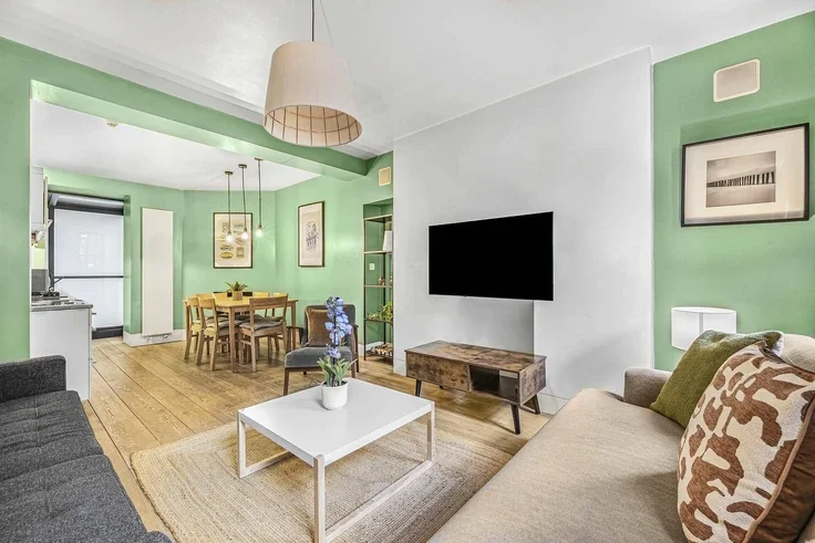 Flat Goodge Place in Greater London