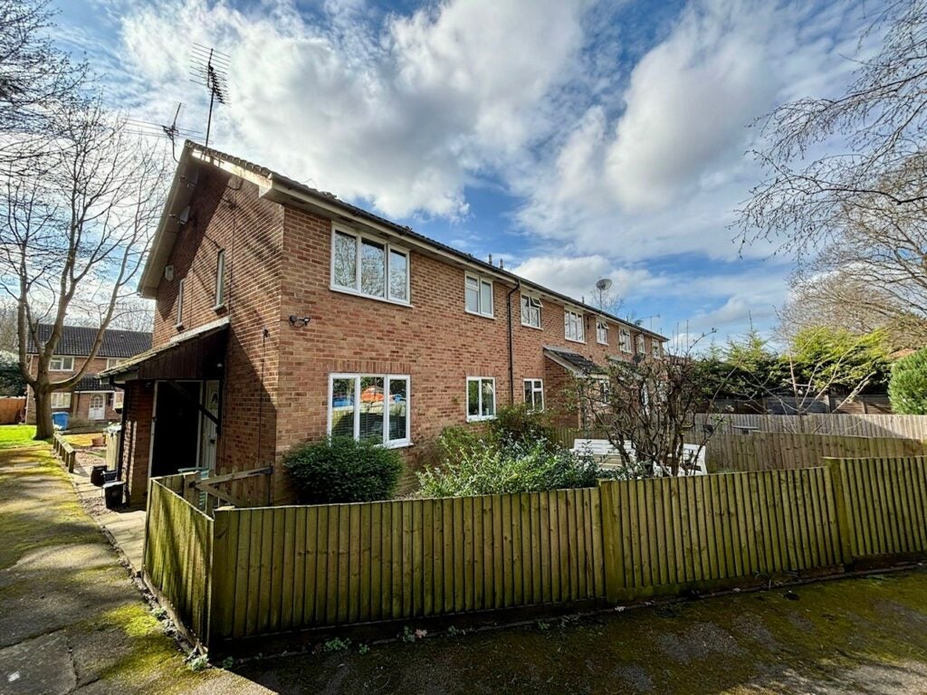 Flat M3 in Rushmoor