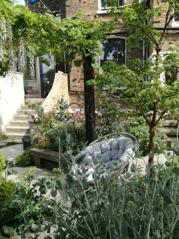 Flat Manor Avenue in Greater London