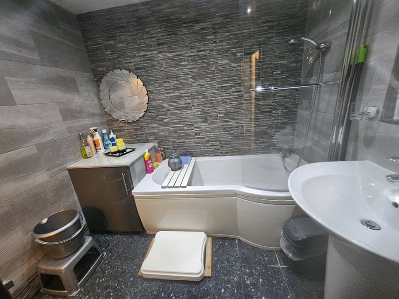 Room Scott Hall Road in Leeds