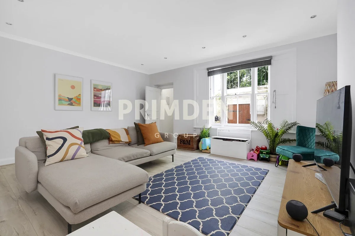 Flat Gloucester Avenue in Greater London