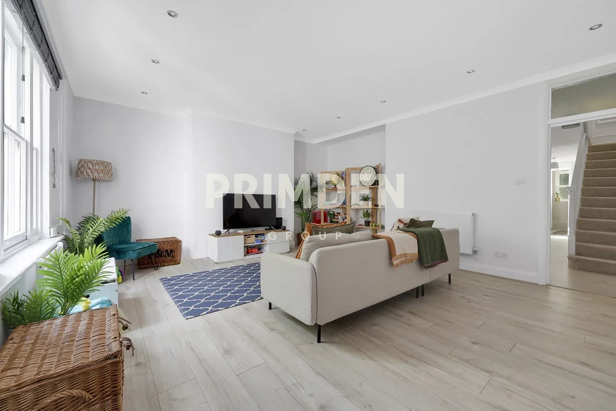 Flat Gloucester Avenue in Greater London