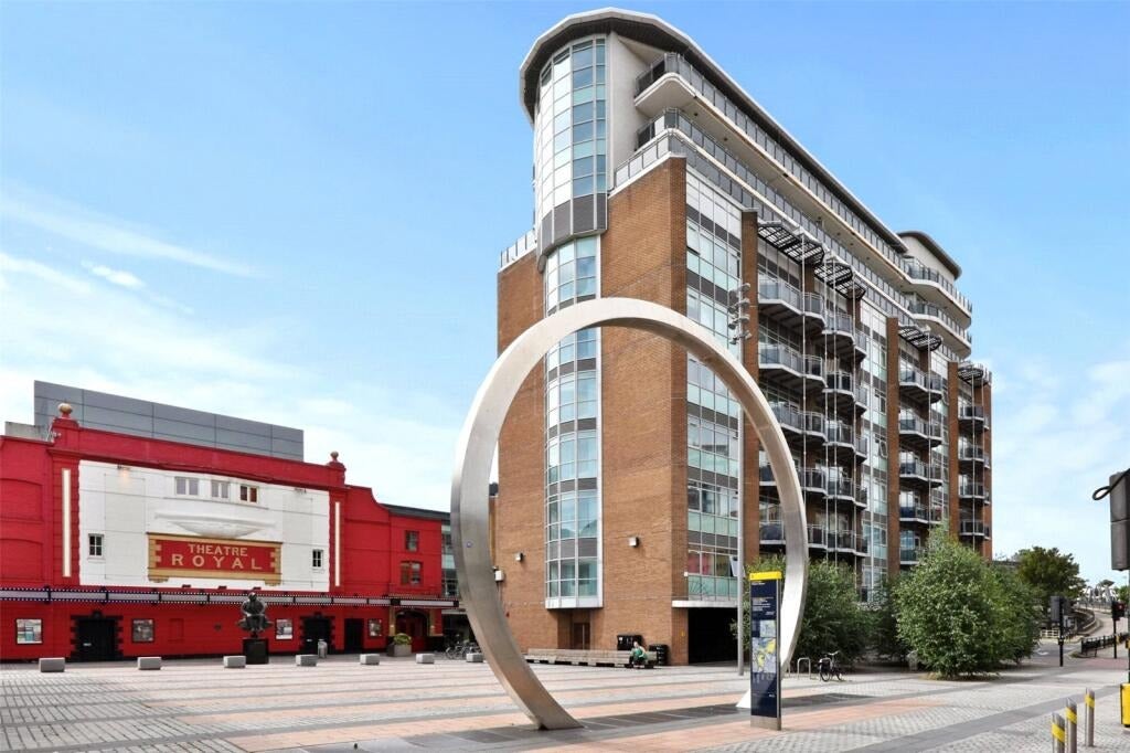 Flat Gerry Raffles Square in Greater London