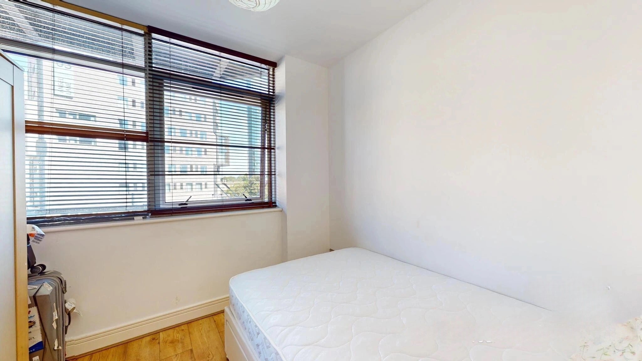 Flat Gerry Raffles Square in Greater London
