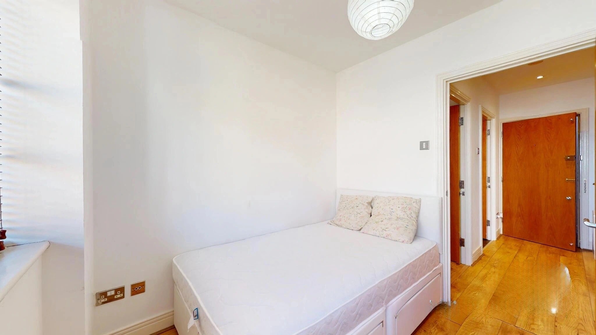 Flat Gerry Raffles Square in Greater London
