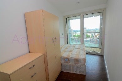 Room Lincoln Plaza in Greater London
