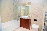 Room Lincoln Plaza in Greater London