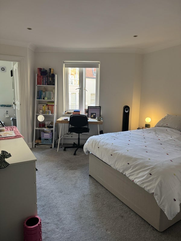 Room Finchley Road in Greater London