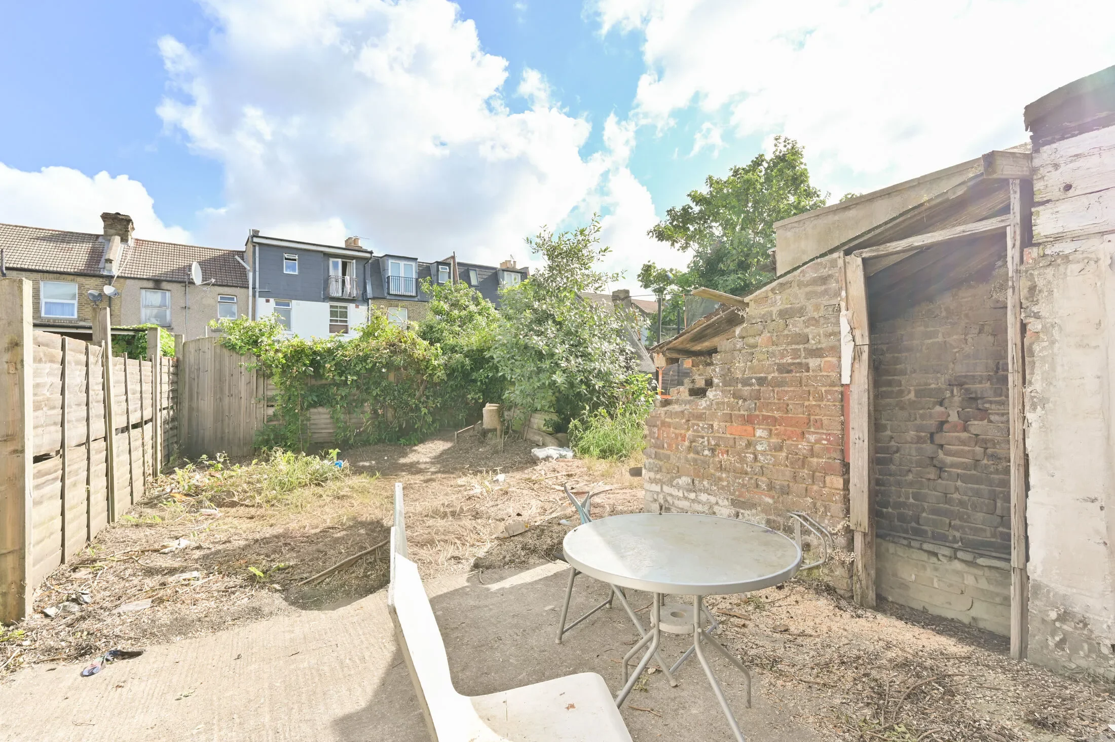 House Garratt Lane in Greater London