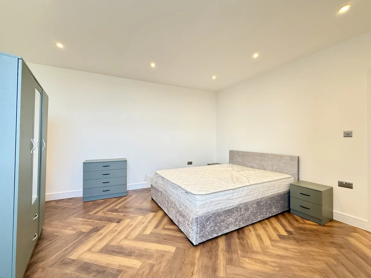 Flat Rushey Green in Greater London