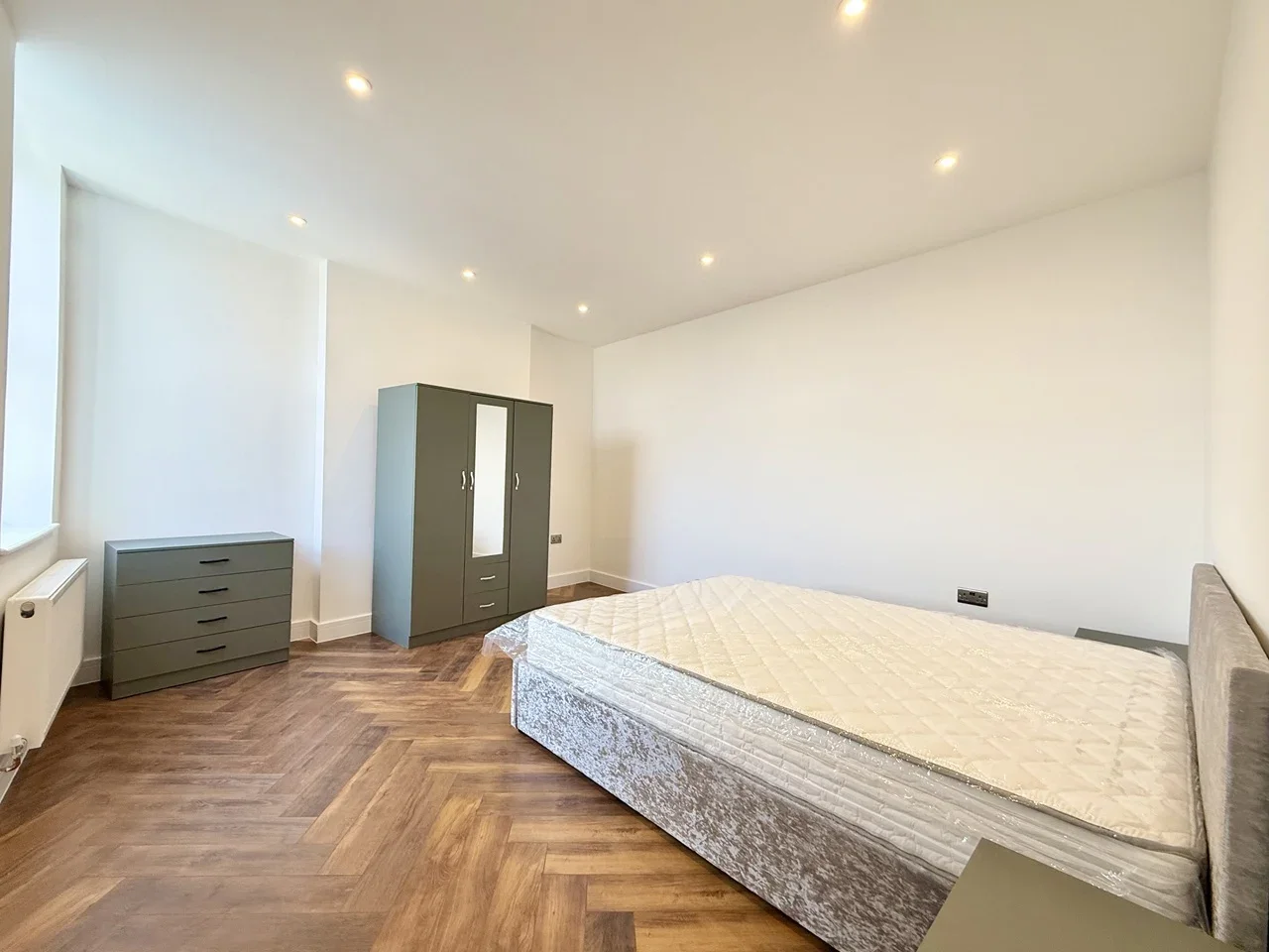 Flat Rushey Green in Greater London