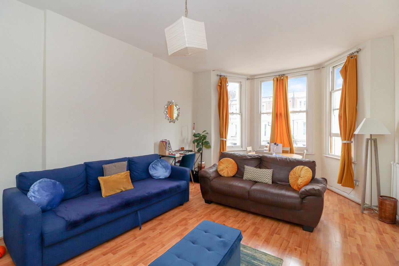 Flat Holland Road in Greater London