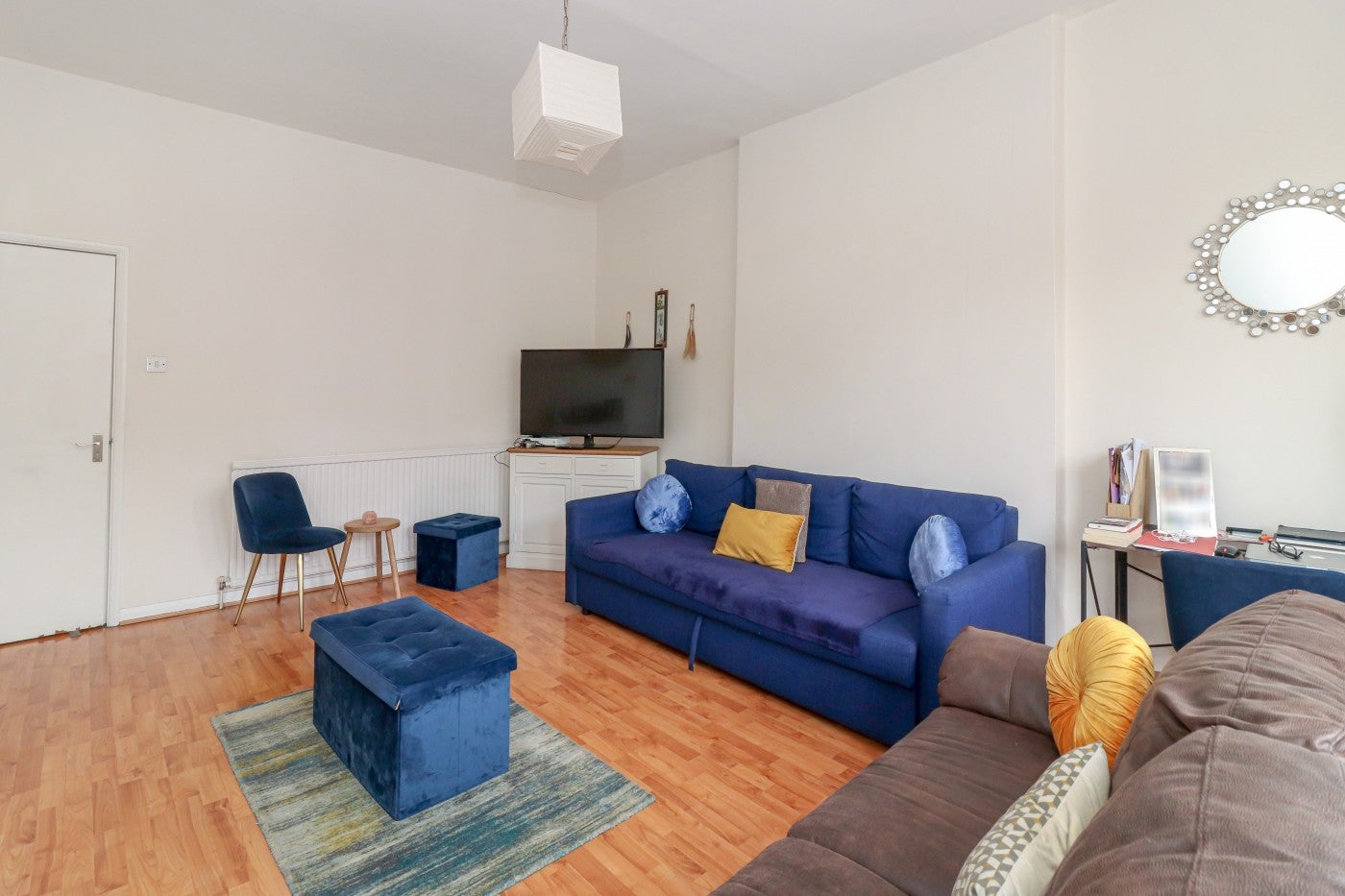 Flat Holland Road in Greater London