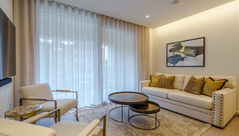 Flat Amsterdam Road in Greater London