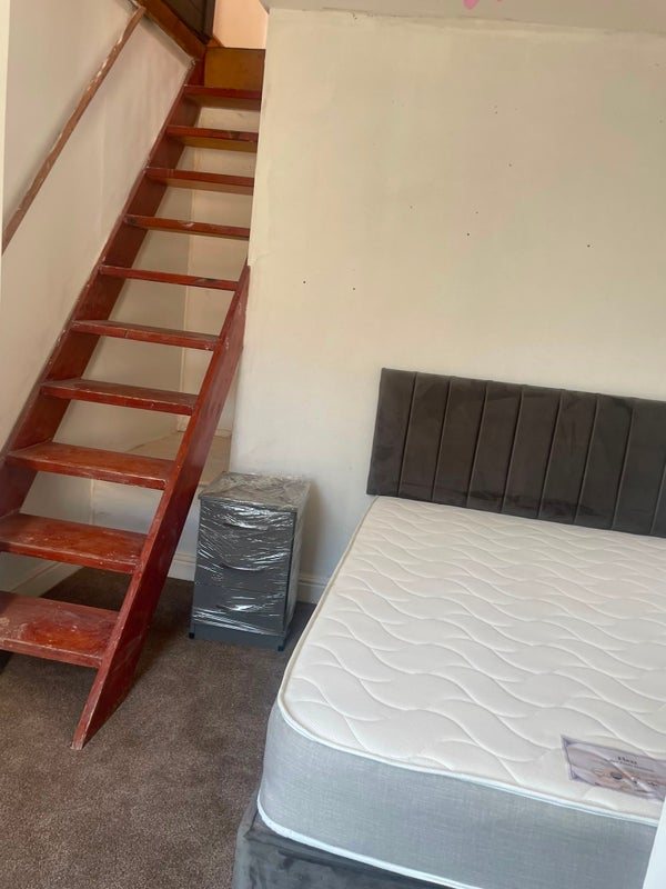 Room Burgass Road in Nottingham