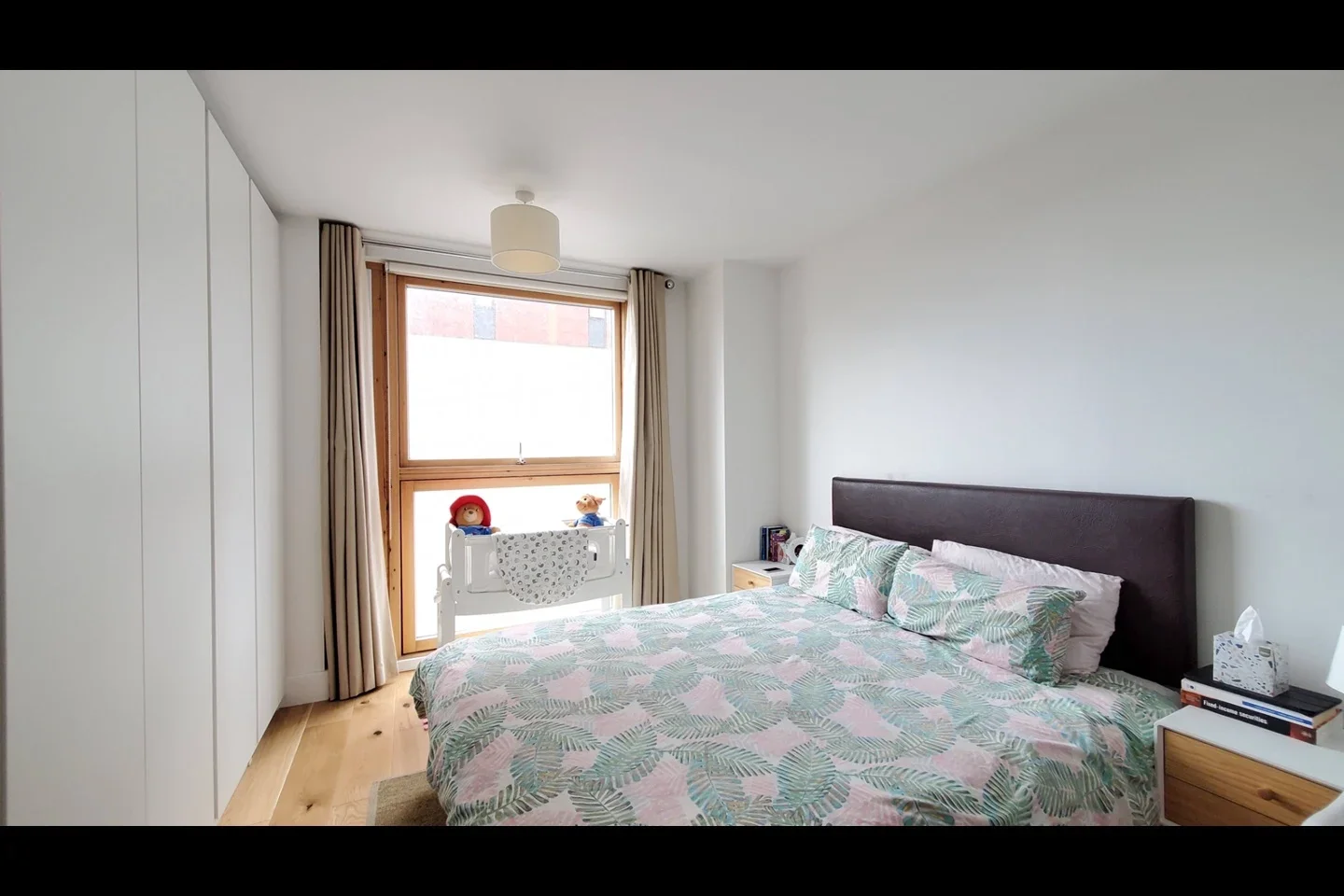 Flat Mastmaker Road in Greater London