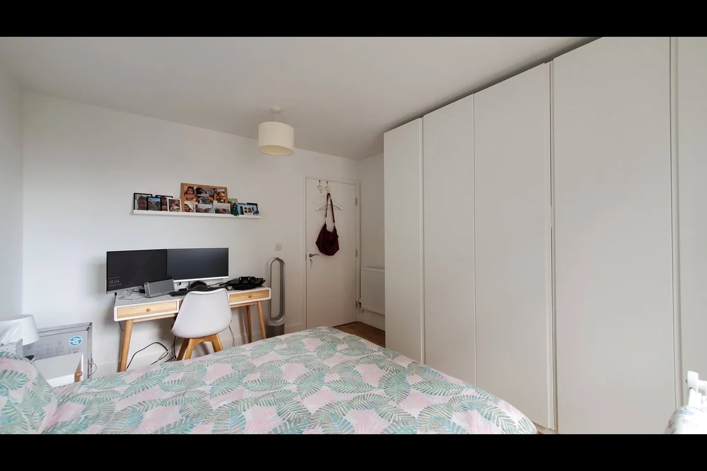 Flat Mastmaker Road in Greater London