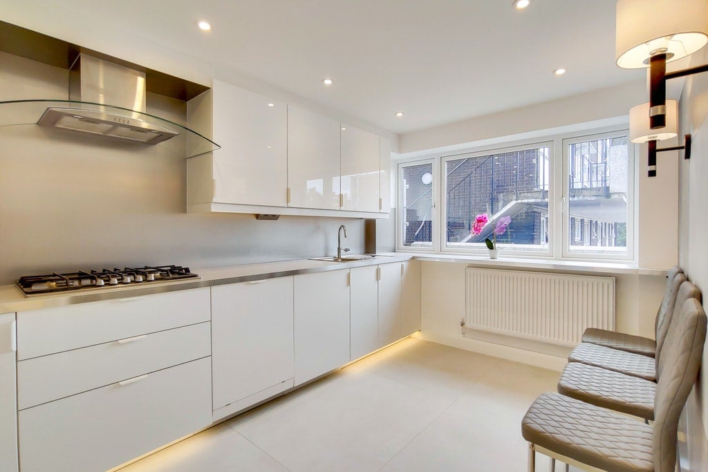 Flat Hall Place in City of Westminster