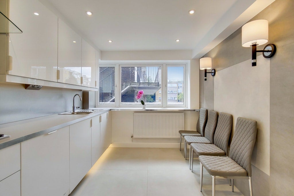 Flat Hall Place in City of Westminster