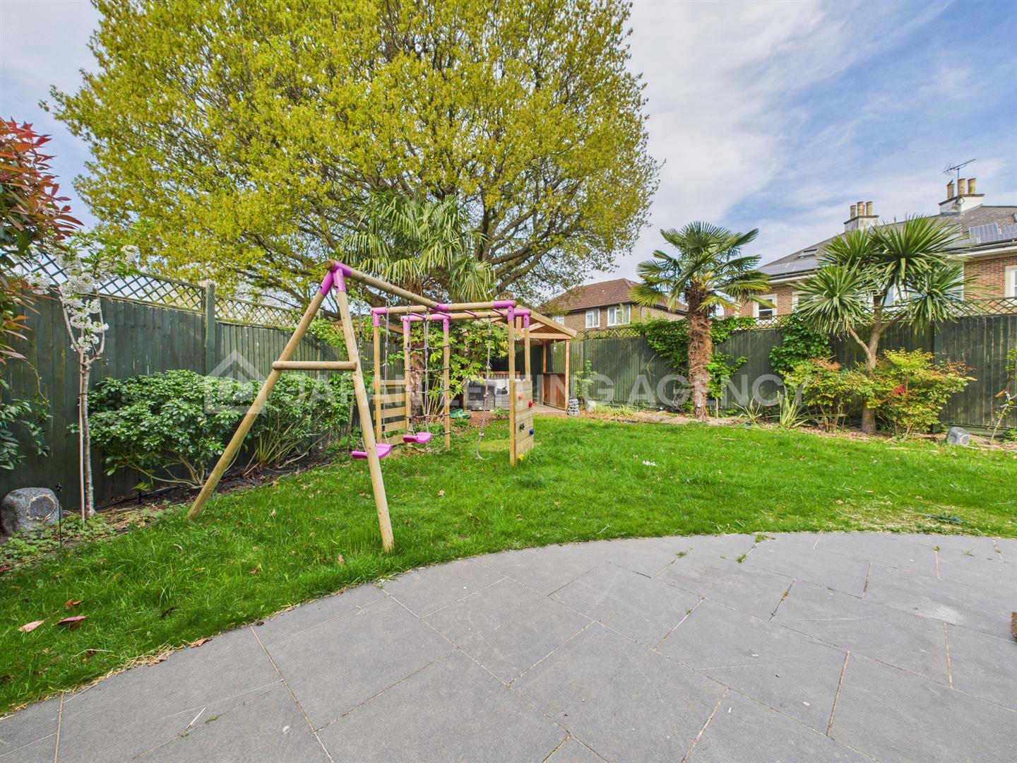 House Lowfield Road in Greater London