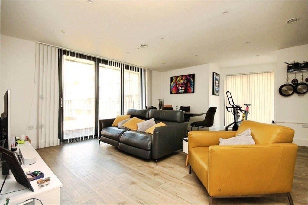 Flat Fairfield Avenue in Borough of Spelthorne
