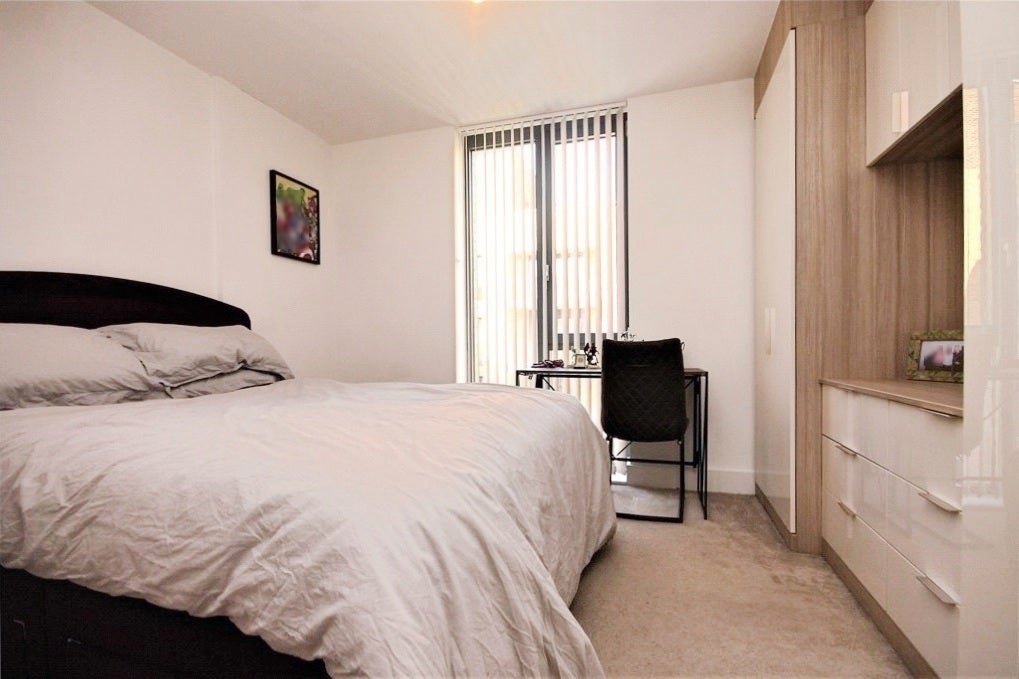Flat Fairfield Avenue in Borough of Spelthorne