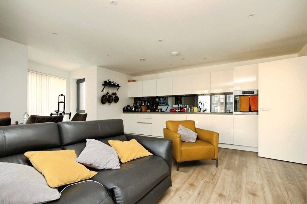 Flat Fairfield Avenue in Borough of Spelthorne