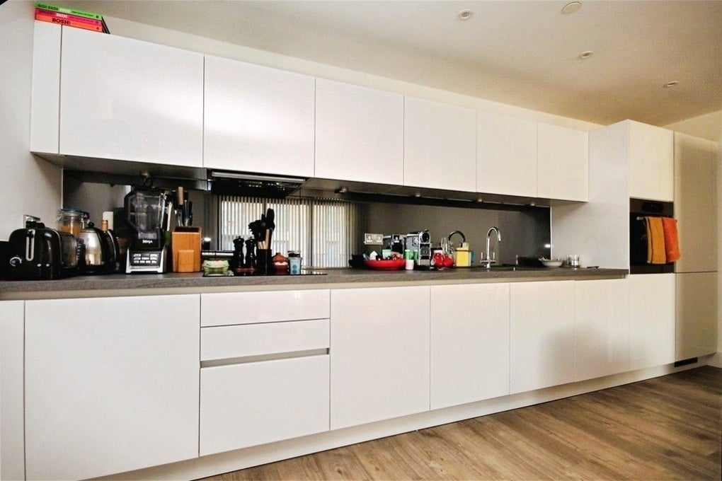 Flat Fairfield Avenue in Borough of Spelthorne