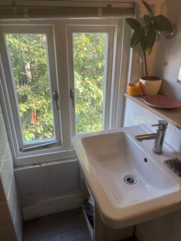 Flat Scout Lane in Greater London