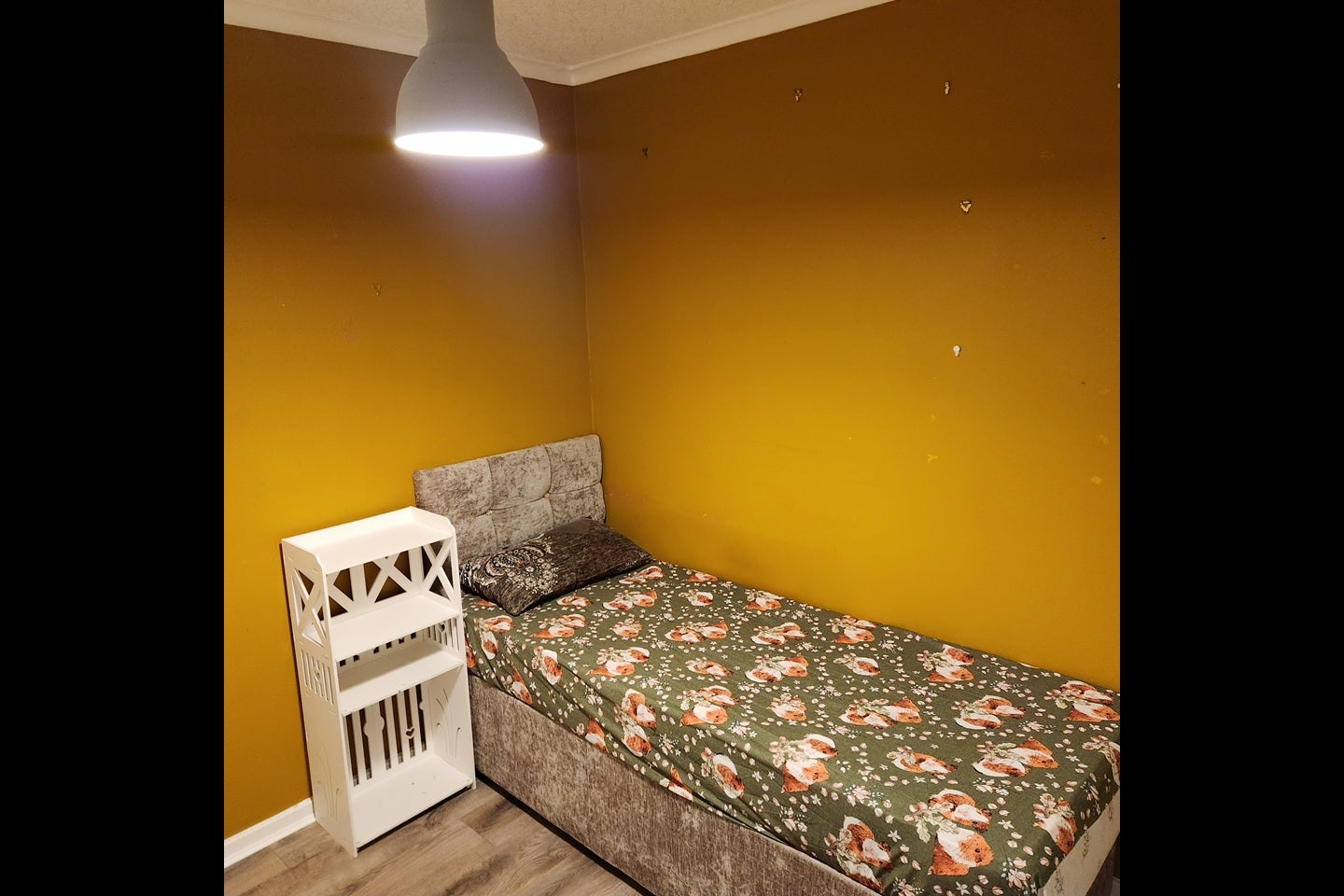 Room Voltaire Avenue in Salford