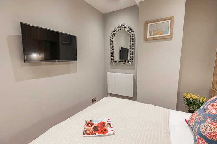 Flat Ladbroke Crescent in Greater London
