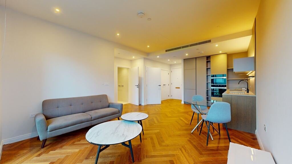 Flat Michael Road in Greater London
