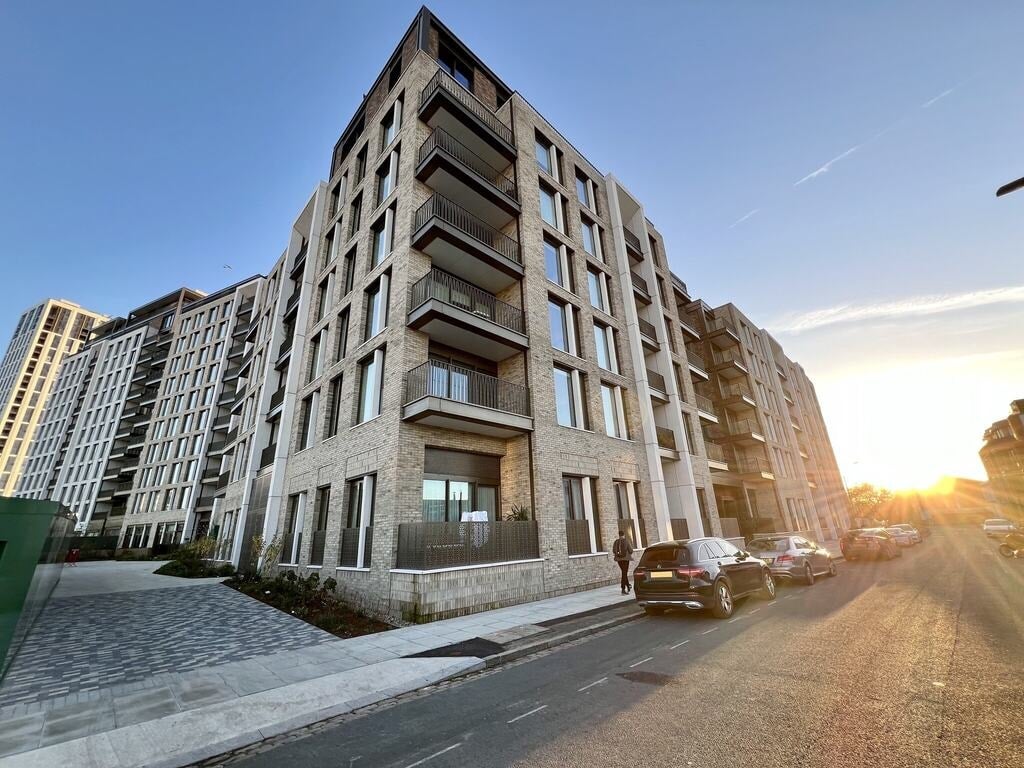 Flat Michael Road in Greater London