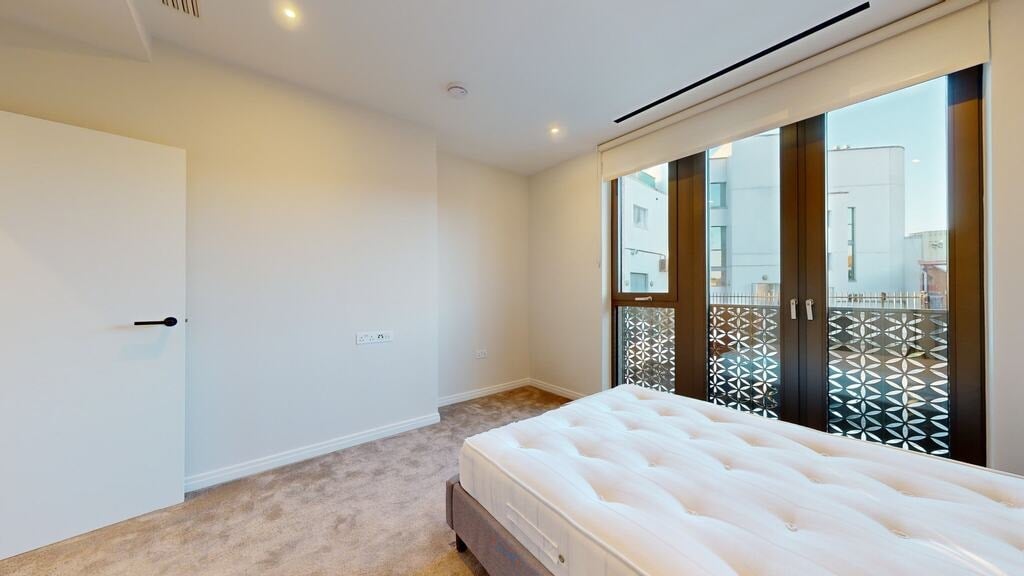 Flat Michael Road in Greater London