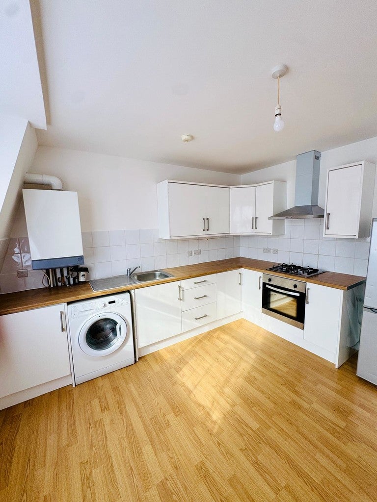 Flat Goodmayes Avenue in Greater London