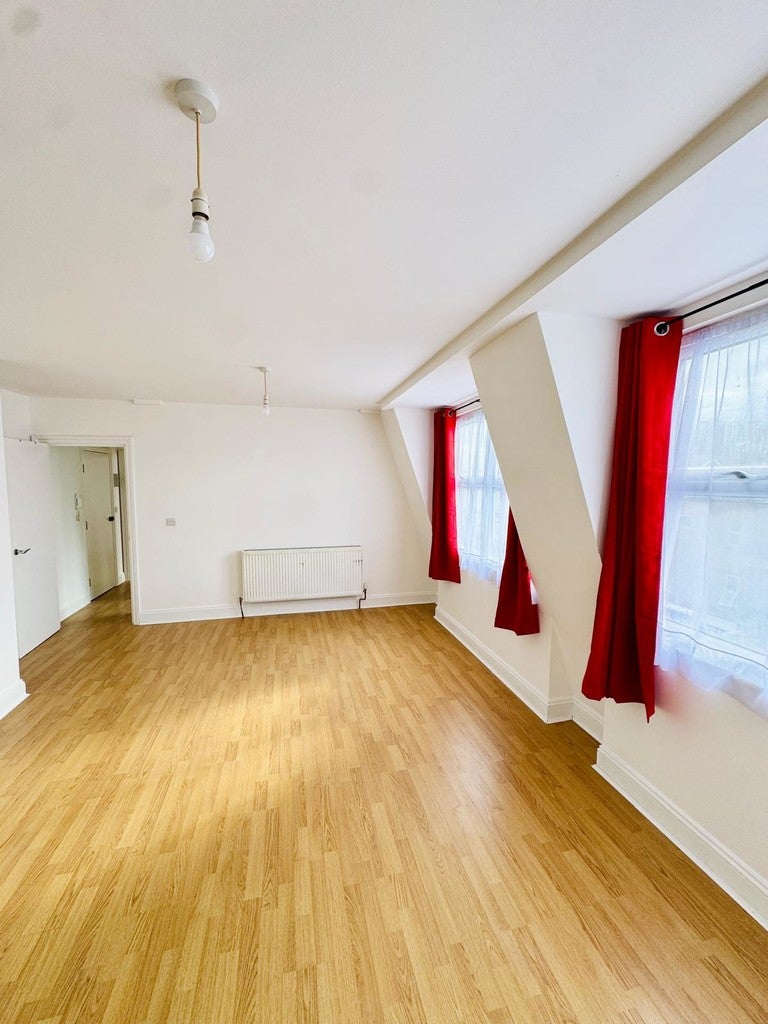Flat Goodmayes Avenue in Greater London