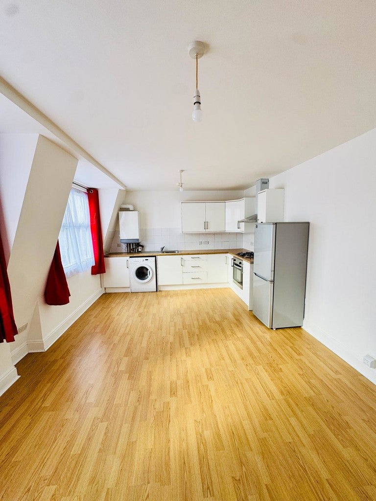 Flat Goodmayes Avenue in Greater London