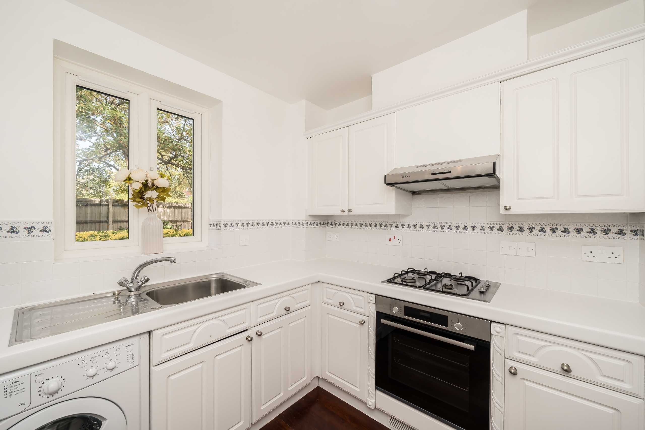 Flat Lansdowne Road in Greater London